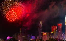 Hàng nghìn người đổ về trung tâm TP.HCM thưởng thức màn trình diễn pháo hoa chào mừng đại lễ 30/4: "Thật tự hào"