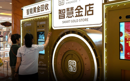 Giữa cơn sốt vàng, người dân Trung Quốc xếp hàng từ sáng đến đêm trước ATM: Chuyện gì đang xảy ra?