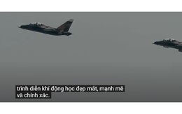 Mãn nhãn trực thăng kéo cờ, Su-30mk2, Yak-130 gầm rú, bay điêu luyện trên bầu trời TP.HCM