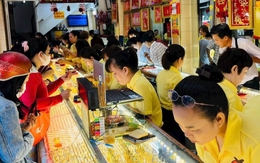 Giá vàng giảm mạnh, nhà đầu tư nên bán hay mua?