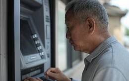 Cụ ông 89 tuổi đi rút hơn 14 triệu đồng tại cây ATM, về nhà phát hiện chỉ còn 1 nửa: Cảnh sát cảnh báo chiêu lừa đảo “nhanh như chớp”