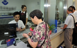 Cặp vợ chồng đến quầy giao dịch hỏi một câu, nhân viên ngân hàng lập tức báo cảnh sát