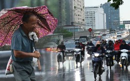 Mây giông "khổng lồ" ùn ùn kéo về bao trùm Hà Nội, mưa lớn gần giờ tan tầm khiến nhiều người trở tay không kịp
