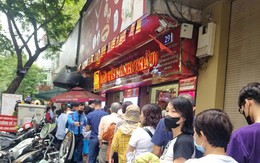 Người mua vàng cãi vã, xếp hàng cả tiếng rồi 'quay vào ô mất lượt'