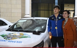 Đội bóng từng thua U17 Việt Nam được Tổng thống trao huân chương, tặng ô tô