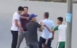 VIDEO: Tài xế, phụ xe khách bị nhóm người đánh hội đồng dã man giữa đường