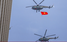 Ngắm trực thăng kéo cờ, tiêm kích nhào lộn trên bầu trời TP.HCM