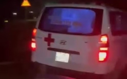 Xe cứu thương chở 4 người lao vào nhà dân, nam điều dưỡng bị thương