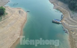 Nước hồ thủy điện Hòa Bình xuống thấp kỷ lục, để lộ những bãi cát trắng