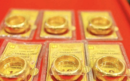 Bị đòi nợ gấp, giá vàng hơn 120 triệu đồng/lượng vẫn phải xếp hàng mua từng chỉ