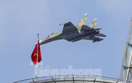 Trực thăng, tiêm kích tiếp tục chao lượn trên bầu trời trung tâm TPHCM