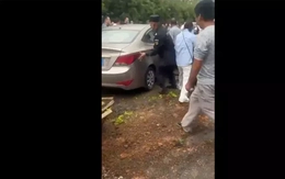 Xe điên lao vào đám đông trước cổng trường học tại Trung Quốc, nhiều người bị thương