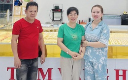Mang 40 chỉ vàng đi bán, đôi vợ chồng ở Thái Nguyên làm một việc khiến chủ tiệm “cúi đầu cảm tạ”