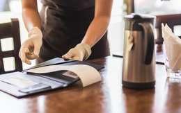 Thứ hầu như ai cũng lấy khi mua hàng: Thực hư chuyện chỉ cầm 10 giây đã hấp thụ hóa chất cực độc?