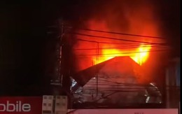 Hà Nội: Cháy lớn tại nhà dân lúc rạng sáng, hàng xóm hốt hoảng bỏ chạy ra ngoài