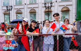 Hàng trăm người dân đã có mặt ở đường Lê Duẩn để chờ xem sơ duyệt diễu binh tối nay: Nhanh chân lên, do dự là hết chỗ đó!
