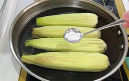 Cho 2 thứ màu trắng này vào luộc ngô đảm bảo dẻo, ngọt, thơm nức mũi: KHÔNG phải đường!