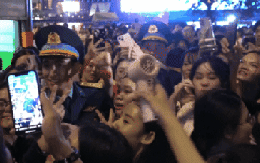 VIDEO: Bộ đội được "bao vây" trong vòng tay dân sau buổi sơ duyệt diễu binh, diễu hành