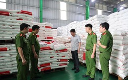 ẢNH: Khám xét khẩn cấp Công ty Famimoto Việt Nam, choáng với số lượng 40 tấn mì chính, 22 tấn hạt nêm giả