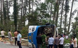 Lật xe khách trên đèo Tam Đảo, 2 người chết, 11 người bị thương