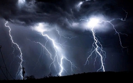 Ba thanh thiếu niên bị sét đánh trúng lúc trú mưa ở lán ruộng, một em tử vong