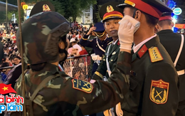 Tình cờ lướt qua cử chỉ yêu thương của cặp đôi chiến sĩ, nam quân nhân có biểu cảm mặn mòi "lên xu hướng"