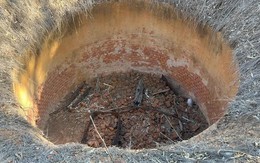 Đang đi bộ, người dân có phát hiện rùng rợn chưa từng thấy dưới giếng sâu