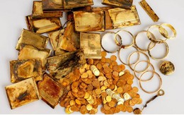 Đang đi bộ trên núi bất ngờ nhặt được hộp đựng 600 đồng tiền vàng, trị giá 9 tỷ đồng