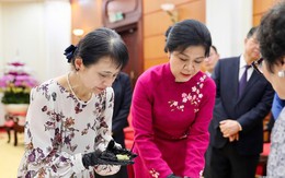 Phu nhân Tổng Bí thư Tô Lâm và Phu nhân Thủ tướng Nhật Bản cùng làm bánh cốm