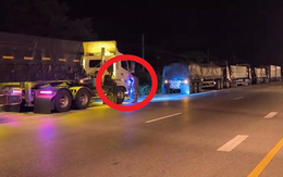 Bị xe Vios tạt đầu, tài xế xe đầu kéo ở Thái Lan đuổi theo hỏi lý do thì bị đối phương rút súng, bắn liền 6 phát