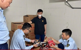 Hàng nghìn gói chân, cánh gà, xúc xích nhập lậu suýt bị tuồn ra thị trường