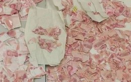 Người phụ nữ mang túi tiền mặt đến ngân hàng, nhân viên mở ra thì sốc nặng vì điều này