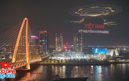 Cận cảnh 10.500 drone trình diễn mừng đại lễ 30/4 trên bầu trời TP.HCM