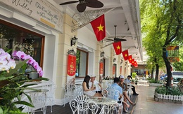 Nhiều gia đình ở TP HCM "chơi lớn", thuê khách sạn xem diễu binh, diễu hành lễ 30-4