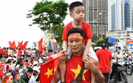 Người dân phủ kín đường Lê Duẩn chờ đại lễ 30/4