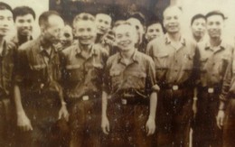 Sao Vbiz chia sẻ hình ảnh tư liệu quý của ông nội vinh dự đứng bên Đại tướng Võ Nguyên Giáp vào ngày 30/4/1975