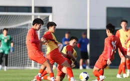 Đậu Hồng Phong lên tinh thần cho các đồng đội trước trận gặp U17 Australia