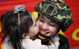 Ngắm "bóng hồng" lên tàu vào Nam tham gia lễ diễu binh dịp 30-4