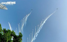 Cận cảnh trực thăng kéo cờ, tiêm kích Su30-MK2 thả nhiễu trên bầu trời TP.HCM