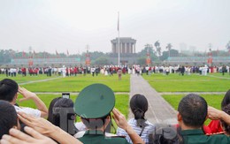 Thiêng liêng, xúc động lễ chào cờ tại Quảng trường Ba Đình sáng 30/4