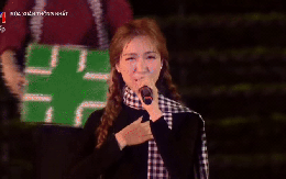 Hòa Minzy mặc áo bà ba đeo khăn rằn quá xinh, cất giọng hát trong veo nghe là thấy mùa xuân thắng lợi!