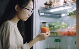 Nghỉ lễ về quê, mẹ chồng giật mình khi biết lý do con dâu vứt sạch đồ ăn trong tủ lạnh của mình