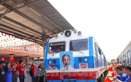 Phút giây đôi tàu Thống Nhất hội ngộ trên sân ga Đà Nẵng đúng ngày 30/4