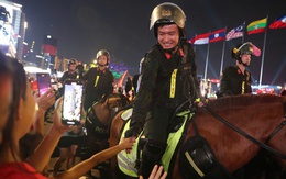 Lực lượng Cảnh sát cơ động kỵ binh giao lưu cùng người dân