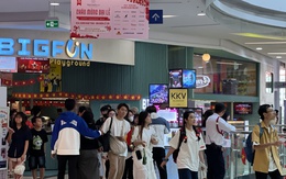 Khung cảnh Vạn Hạnh Mall ngày lễ tóm gọn trong 1 từ, bảo vệ sát sao nhắc nhở khách không đến gần ban công