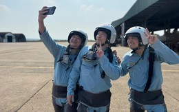 Phi công trực thăng, Su-30MK2 rạng rỡ sau màn rẽ mây, thả nhiễu ở TP.HCM