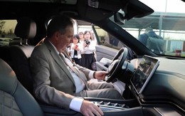 Bộ trưởng Bỉ lái thử xe VinFast, bày tỏ một hy vọng ở thị trường được mệnh danh là “trái tim của châu Âu”