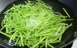 Đừng chỉ ăn củ, lá của cây này cũng là loại rau quý như "nhân sâm người nghèo", ở Việt Nam nhiều vô kể