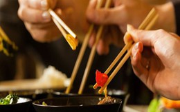 Một nhà 4 người mắc ung thư chỉ vì thói quen này khi dùng đũa ăn cơm, WHO cũng cảnh báo rất nhiều!