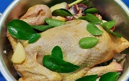 4 cách luộc gà không cần nước